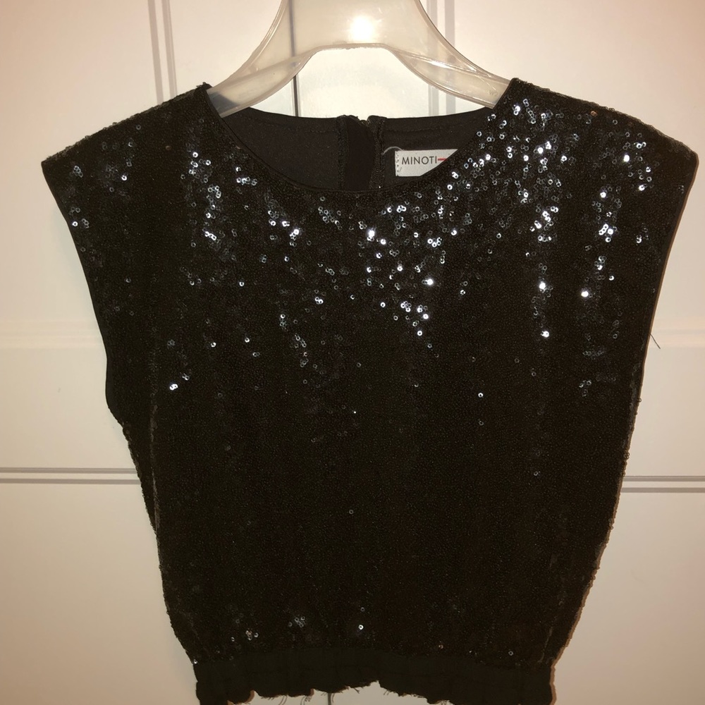 Free leaves , black tank top